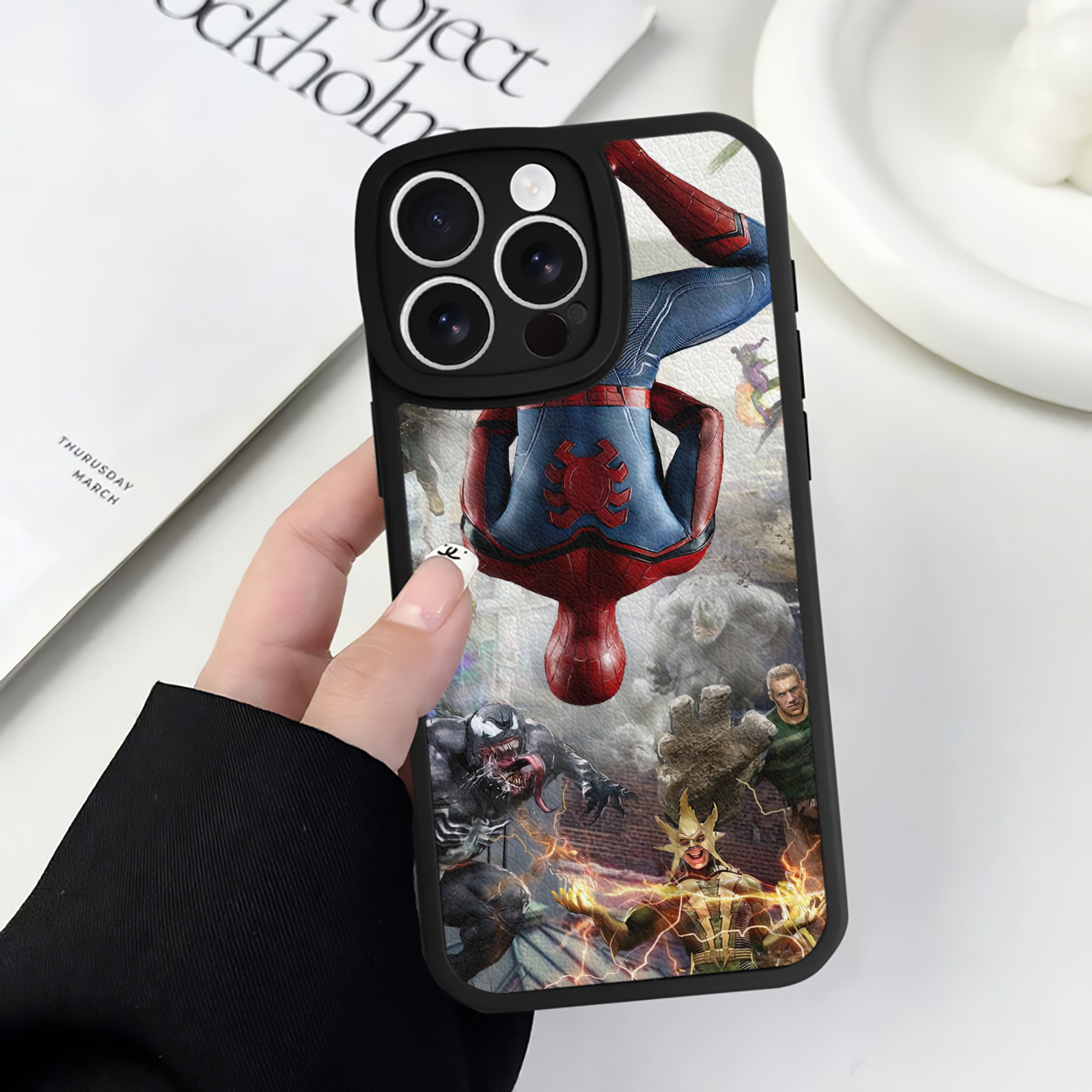 Spider Man スパイダーマン 【iPhone 16シリーズ対応】シリコンスマホケース（レザー調） 材質：シリコン